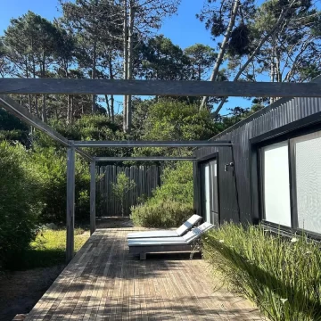 Casa en La Juanita, José Ignacio – 100 m² de deck entre pinos