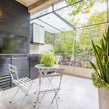 Departamento en Villa Ortuzar de 4 ambientes a la venta tiene balcon aterrazado con parilla.