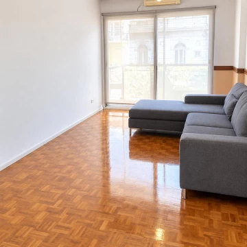Cómodo departamento de 3 Ambientes al frente con amplio balcón