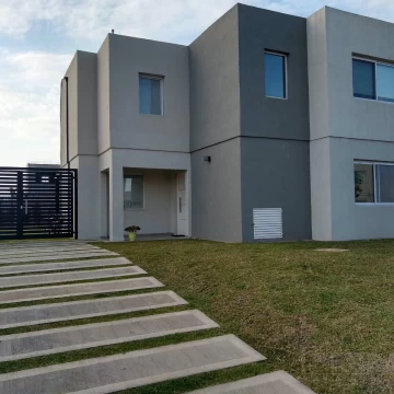 Venta Casa en Santa Ana con 3 Dormitorios jardin y pileta en  Villanueva