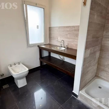 Casa a la Venta en Canton Norte con Pileta en 1 Planta PG