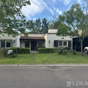 Casa en una sola planta en venta y/o alquiler en Santa Bárbara.