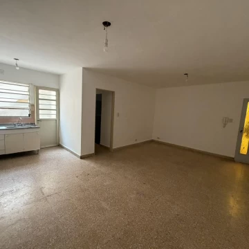 departamento de pasillo de 1 dormitorio con patio