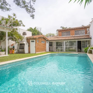 Casa en venta 4 ambientes con jardín pileta y quincho OLIVOS
