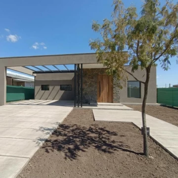 Casa en venta de tres dormitorios apta credito en Barrio privado Acacias de Terrada, Lujan de Cuyo