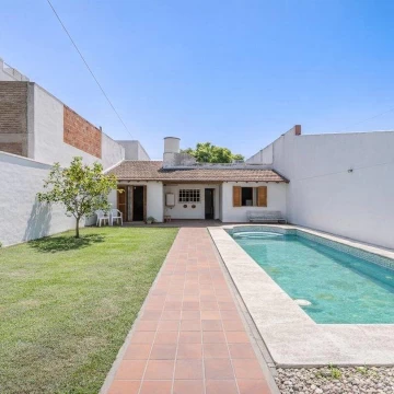 Casa en Venta 4 ambientes Villa Luzuriaga. Pileta y Quincho 