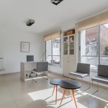 Departamento de 2 ambientes con patio cerrado. Apto profesional