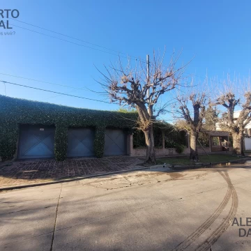 Casa de 4 dormitorios, cocheras,en el centro de City Bell sobre lote de 30x50