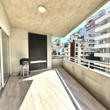 Venta Departamento 4 ambientes Belgrano con balcón aterrazado y parrilla.