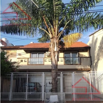 EXCELENTE DUPLEX DE 3 AMBIENTES CON COCHERA  Y PATIO TOTALMENTE RECICLADO A NUEVO. VENTA DIRECTA