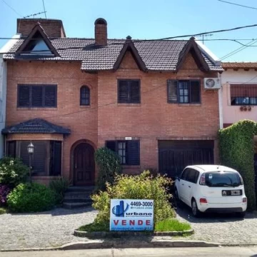 CHALET DE 5 AMB CON JARDIN Y COCHERA PASANTE .