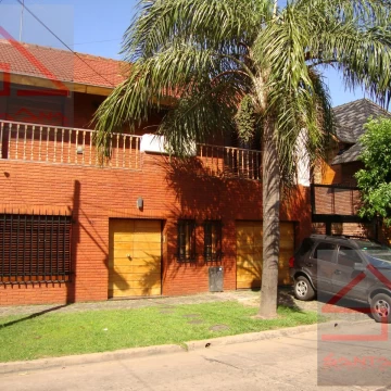 Chalet en Venta - 4 amb. - Quincho y Pileta - Ramos Mejia 