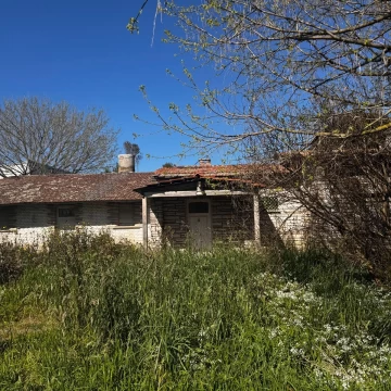 Lote con construccion a 2 cuadras del club Sporting,