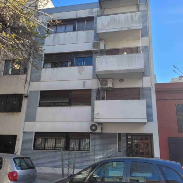 Departamento. 2 ambientes. Tercer piso por escalera. Luminoso. A reciclar