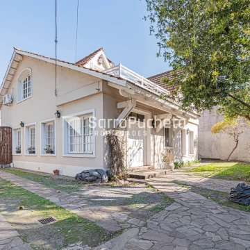 Venta casa 5 ambientes con garaje, quincho y piscina en Haedo.