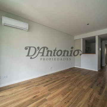 Semipiso 2 ambientes a extrenar,  2 Balcones, uno Aterrazado al frente. Cercanía Subte A y E