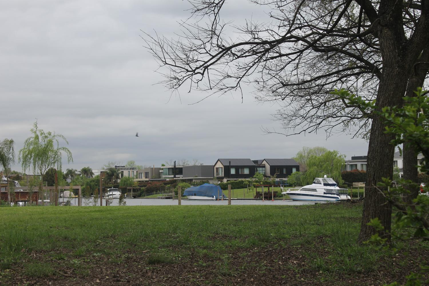 Vista del lote al canal