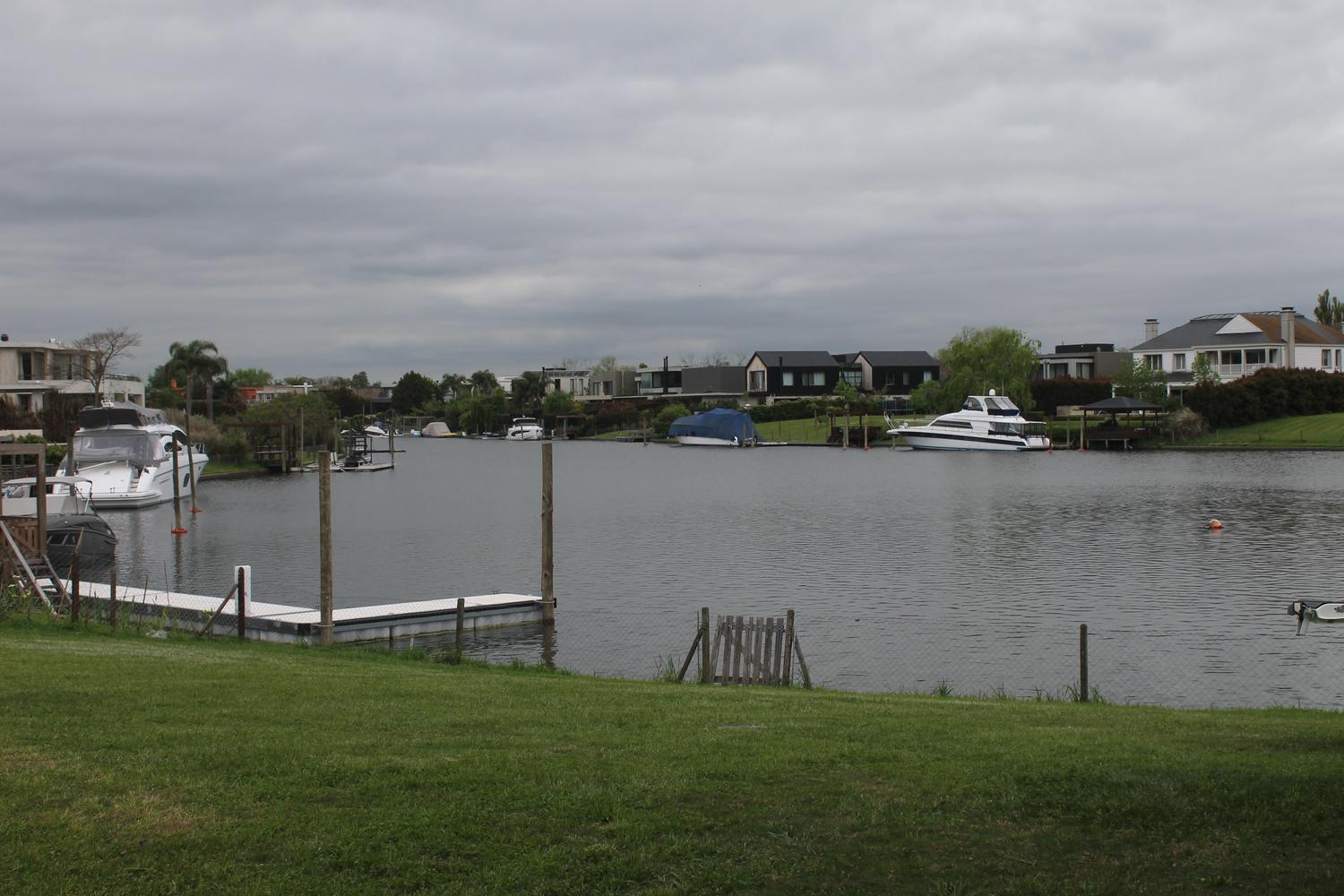 Vista del lote al canal