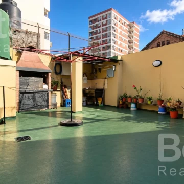 PH con patio, parrilla, terraza y quincho todo propio, SIN EXPENSAS! Frente al Parque Centenario