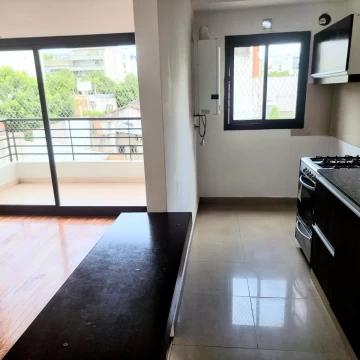 EXCELENTE DEPARTAMENTO  3 AMBIENTES CON BALCÓN, COCHERA CUBIERTA FIJA Y AMENITIES. CABALLITO.