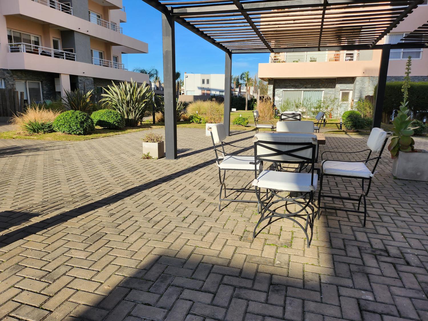 Otra vista de la pérgola y lugar de encuentro