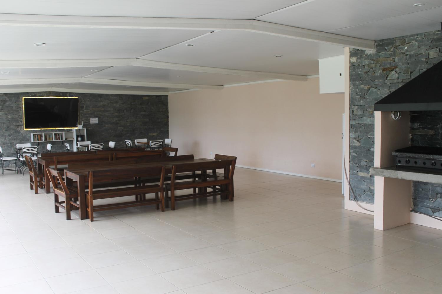 Vista interior del SUM con su parrilla y TV