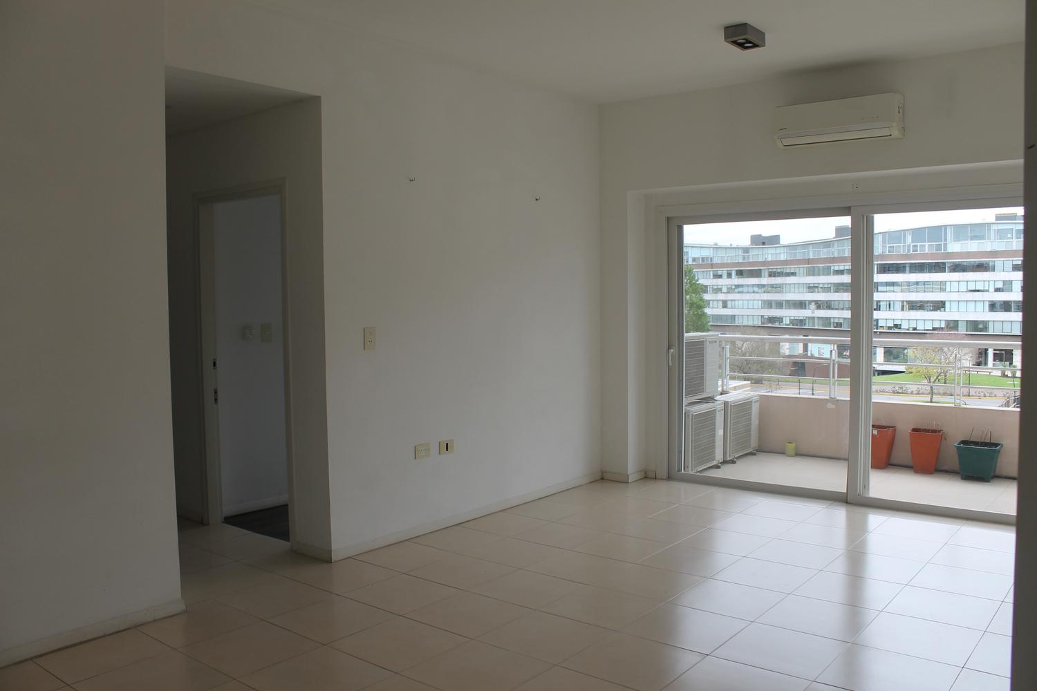 Vista del living y balcón