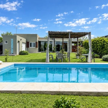 CASA EN VENTA 4 AMBIENTES CON PILETA, GALERIA, AMENITIES EN SANTA GUADALUPE, PILAR DEL ESTE