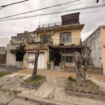 Casa en Venta en Villa Ballester - Multifamiliar - Edificada en dos plantas - A Refaccionar.