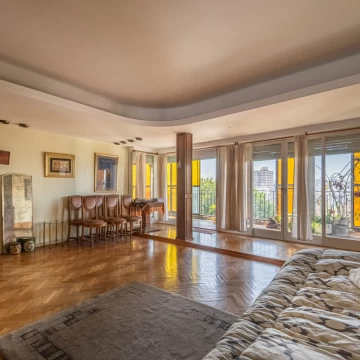 VENTA DE SEMIPISO DE 5 AMBIENTES C/DEPENDENCIA Y 2 BALCONES ATERRAZADOS EN CABALLITO NORTE