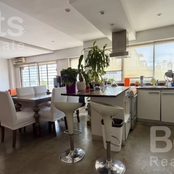 VENTA  TRIPLEX  DE 3 AMB. MAS VESTIDOR CONVERTIBLE EN  4 AMB. CON TERRAZA AMPLIADA Y COCHERA
