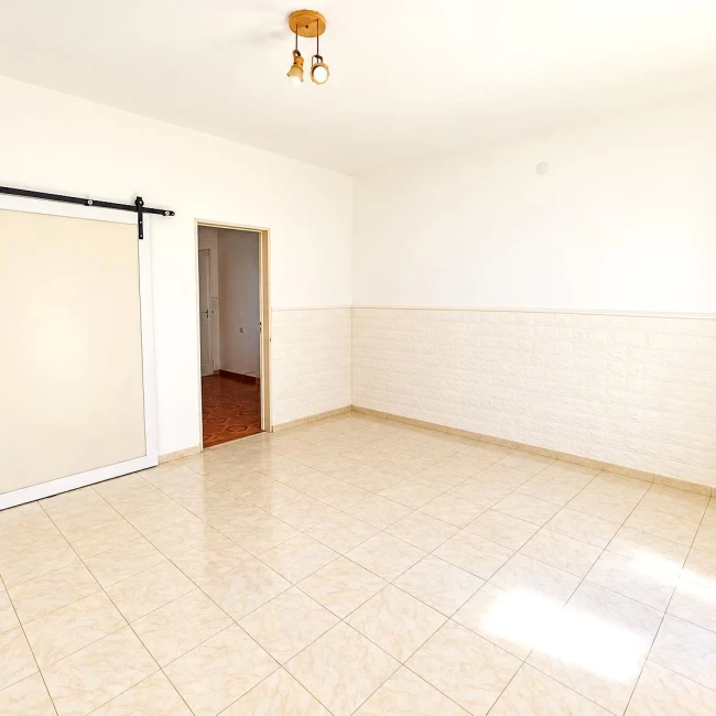 Casa 5 Ambientes APTO CREDITO C/Cochera, Jardin y Terraza. VENTA-Lanus