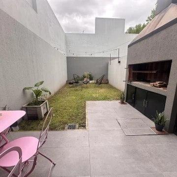VENTA DE CASA 5 AMBIENTES EN OLIVOS PATIO PARRILLA