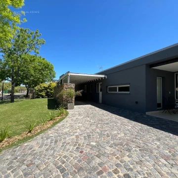 Alquiler temporal – Casa con pileta, galería y jardín en Santa Clara, Villa Nueva Tigre
