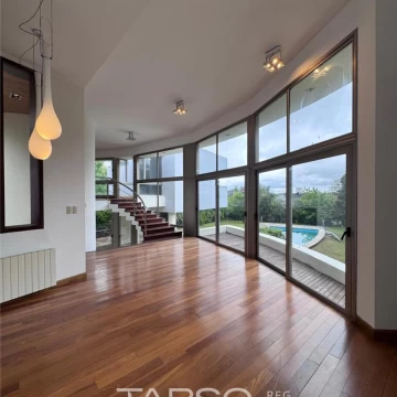 Casa en VENTA de 3 dormitorios   playroom en Lomas de la Carolina