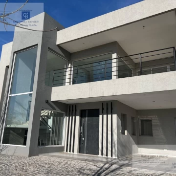 Casa en Venta 4 dormitorios   Playroom Barrio Santa Guadalupe Financia