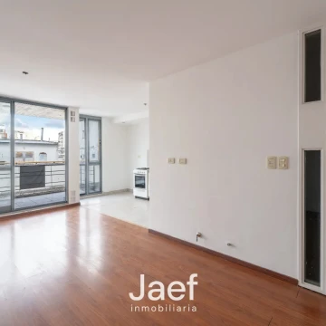 Departamento 2 dormitorios al frente con balcón y vista despejada en Martin