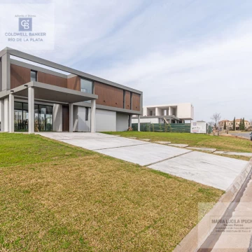 Venta / Moderna casa a estrenar, Lote central,  4 Dormitorios.