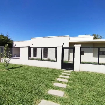 Casa 4 ambientes a estrenar en venta en Loma Verde Escobar con parque piscina y apto credito