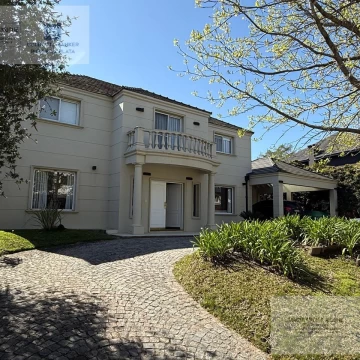 Casa en Venta 4 dormitorios + Playroom + Estudio. Barrio Septiembre-Apto Crédito 