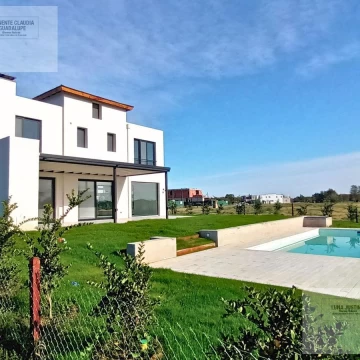 Casa a Estrenar en Barrio Tilbury, Pilará - Desarrollada en 2 Plantas con Jardín