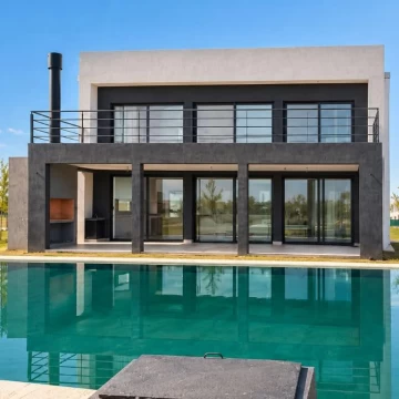 VENTA CASA 5 AMBIENTES PUERTOS DEL LAGO SECTOR NATIVAS CON PILETA FINANCIA