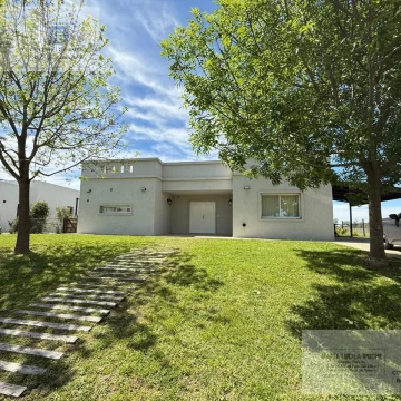 Casa en venta 3 dormitorios    Estudio San Sebastian Area 12