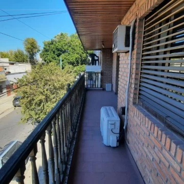 Casa en 3 plantas 5 amb y Galpon. Uso comercial y residencial