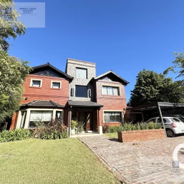 Casa en venta 8 ambientes c/ Pileta - Santa Silvina, Pilar