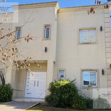 Casa en Venta 4 dorm Barrio Santa Guadalupe Pilar del Este