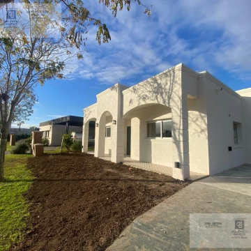 Casa en Venta 3 dorm + Estudio San Ramon Pilar del Este