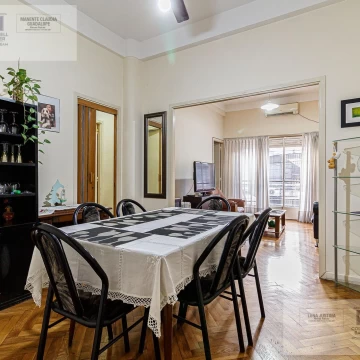 Venta 3 Amb. al Frente con Balcón y Patio Propio | Azcuénaga y Corrientes
