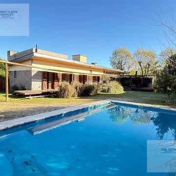 Casa en venta de 3 dorm + estudio en Campo Grande