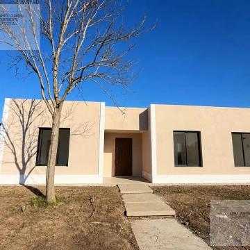 Casa en venta de 3 dorm   escritorio en San Sebastian Pilar